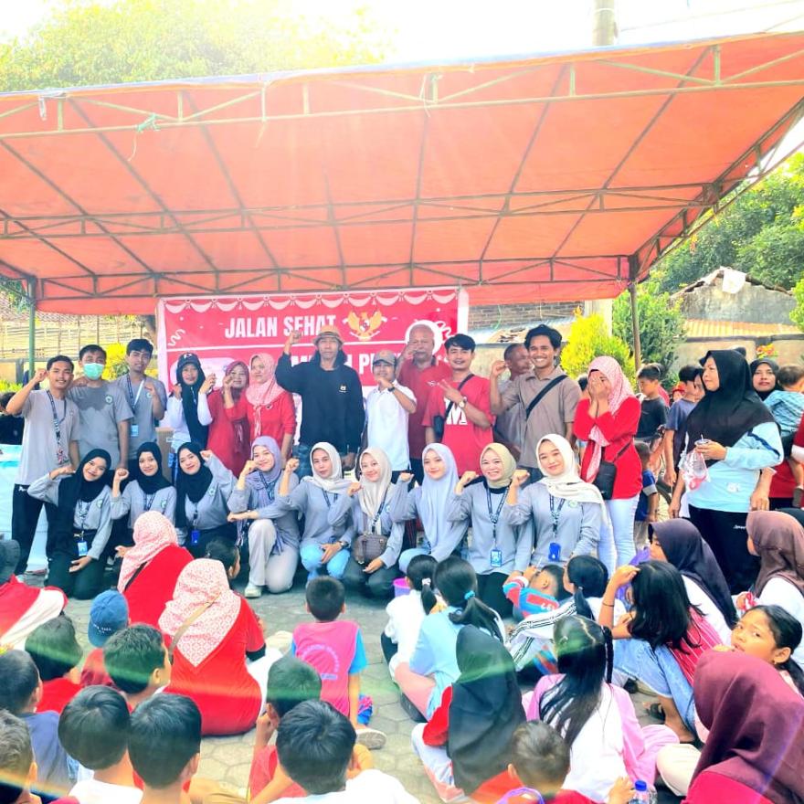 JALAN SEHAT MERAH PUTIH DISELENGGARAKAN OLEH KKP UIN MATARAM DI DESA KUANG BARU